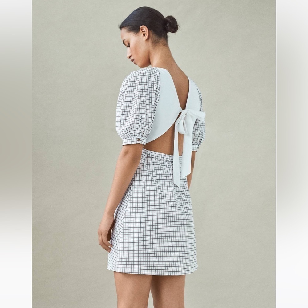 Baum und Pferdgarten
Adalane Puff-Sleeve Dress